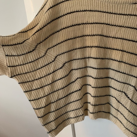 Urban Outfitters Crop Sweater - Picture 3 of 3